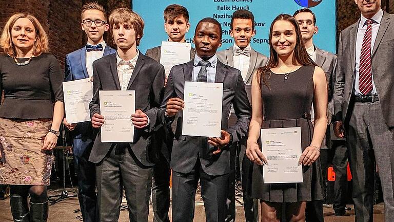 Bosch-Stipendium für ISM-Schüler       -  (fi)   50 junge Menschen aus ganz Bayern sind in das Programm &bdquo;Talent im Land&ldquo; (TiL) aufgenommen worden. Unter den acht unterfränkischen Talenten (im Bild) sind auch Tagne Sepngang und Christian Nelson, beide Schüler an der International School Mainfranken in Unterspiesheim. Sie werden in den nächsten Jahren vom bayerischen Bildungsministerium und der Robert-Bosch-Stiftung auf ihrem Weg zum Abitur unterstützt. Die Urkunden über das Stipendium überreichten ihnen Bildungsstaatssekretär Georg Eisenreich und Dr. Dagmar Wolf von der Bosch-Stiftung in der Münchner Residenz. Unterstützt werden Schülerinnen und Schüler, die aufgrund ihrer Herkunft &ndash; etwa bei ihrer Migrationsgeschichte &ndash; besondere Hürden zu überwinden haben. Grundidee ist es, Integration durch Bildung zu fördern.