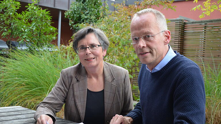 Studentenpfarrer Burkhard Hose und Eva Peteler engagieren sich im Würzburger Flüchtlingsrat. Studentenpfarrer Burkhard Hose und Eva Peteler engagieren sich im Würzburger Flüchtlingsrat.