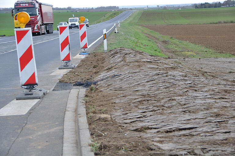 Am Montag dieser Woche haben die Rückbauarbeiten am Wirtschaftsweg aber bereits begonnen. Am Montag dieser Woche haben die Rückbauarbeiten am Wirtschaftsweg aber bereits begonnen.