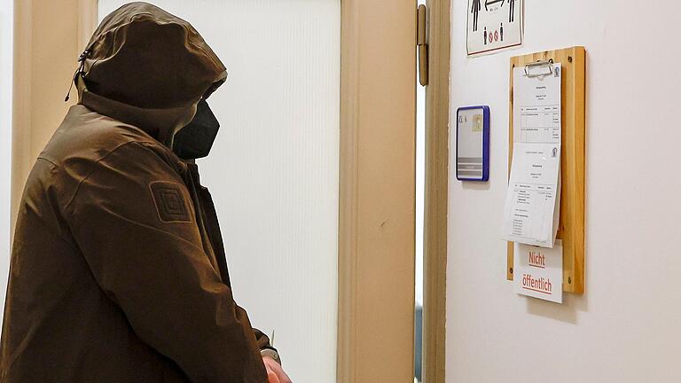 Der Angeklagte schaut sich vor dem Prozess den öffentlichen Aushang vor dem Sitzungssaal an. Der 54-Jährige soll die damals minderjährige Tochter seiner Partnerin sexuell missbraucht haben. Zudem soll er sie später – gemeinsam mit seiner Frau – für sexuelle Dienstleistungen im Internet angeboten haben. Der Angeklagte schaut sich vor dem Prozess den öffentlichen Aushang vor dem Sitzungssaal an. Der 54-Jährige soll die damals minderjährige Tochter seiner Partnerin sexuell missbraucht haben. Zudem soll er sie später – gemeinsam mit seiner Frau – für sexuelle Dienstleistungen im Internet angeboten haben. 