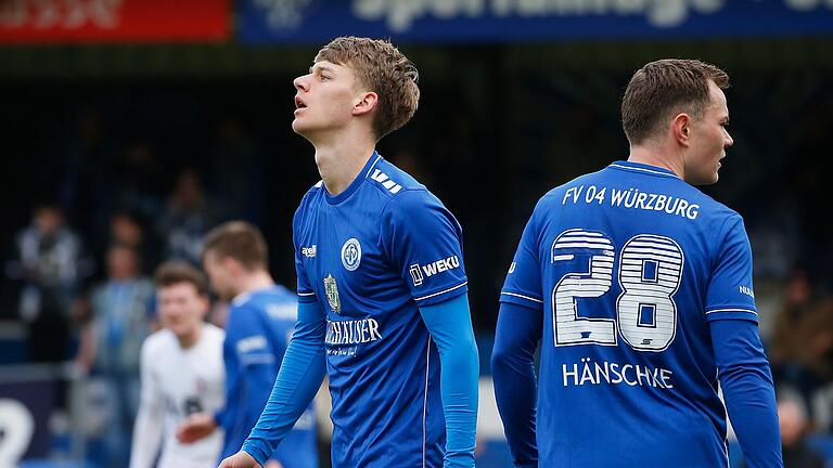 Enttäuschung nach einer vergebenen Torchance bei Nicolas Reinhart (links) und Marc Hänschke: Die Würzburger verloren ihr Bayernliga-Heimspiel gegen Cham.