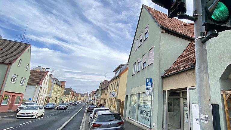 Eine Einkaufsmöglichkeit für Lebensmittel in Oberndorf selbst zu schaffen, ist seit Jahren ein Anliegen. Eine Option wäre ein Dorfladen in der alten Norma (rechts). Eine Einkaufsmöglichkeit für Lebensmittel in Oberndorf selbst zu schaffen, ist seit Jahren ein Anliegen. Eine Option wäre ein Dorfladen in der alten Norma (rechts).