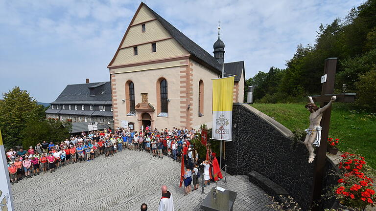Nach zweieinhalb Tagen und 110 Kilometern Fußmarsch bei sengender Hitze erreichten die rund 200 Ochsenfurter Kreuzbergwallfahrer den heiligen Berg der Franken.