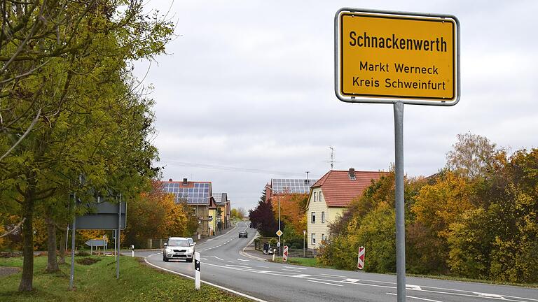 Das Ortsschild von Schnackenwerth wird dorfeinwärts versetzt. Dorthin, wo auf der rechten Straßenseite nach dem gelben Haus von Ansgar Schamberger eine Ausbuchtung im Gehsteig zu erkennen ist. Dieses Haus läge damit außerorts, ebenso die Kreuzung der Dorfstraße Buschgartenweg (rechts nach den rot-weißen Warnbaken) und Richtung Schleerieth (links). Das Ortsschild von Schnackenwerth wird dorfeinwärts versetzt. Dorthin, wo auf der rechten Straßenseite nach dem gelben Haus von Ansgar Schamberger eine Ausbuchtung im Gehsteig zu erkennen ist. Dieses Haus läge damit außerorts, ebenso die Kreuzung der Dorfstraße Buschgartenweg (rechts nach den rot-weißen Warnbaken) und Richtung Schleerieth (links).