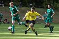 Tobias Kirchner (Mitte) erzielt das 1:0 für die SG Unter-Oberebersbach I/Steinach II. Alexander Kirchner (links) und Steve Kungu (beide SG waldberg/Stangenroth II) können ihn nicht stoppen.