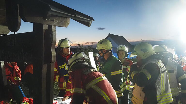 Gefahrgutübung am Forster WEg: Über  100 Feuerwehrleute, THW-Spezialisten, DLRG-Aktiven und Rotkreuzlern probten den Ernstfall.