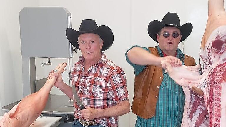 Oswald Gerlach (links) und Anton Gerlach (rechts) im Schlachthaus in Kanada.       -  Oswald Gerlach (links) und Anton Gerlach (rechts) im Schlachthaus in Kanada.