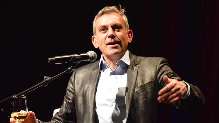 Wladimir Kaminer nahm sein Publikum in der Stadthalle mit auf Kreuzfahrt. Wladimir Kaminer nahm sein Publikum in der Stadthalle mit auf Kreuzfahrt.