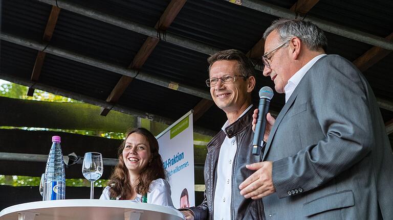 Oberbürgermeister Sebastian Remelé (CSU, Mitte) tritt wieder als OB-Kandidat an. Im Bild ist er mit dem Fraktionsvorsitzenden Stefan Funk und Stadträtin Stefanie Stockinger von Lackum beim CSU-Sommerempfang.