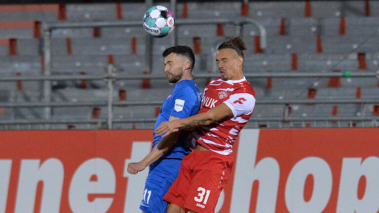 Würzburger Kickers - 1. FC Heidenheim - 05.03.2021, Bayern, Würzburg: Fußball: 2. Bundesliga, Würzburger Kickers - 1. FC Heidenheim, 24. Spieltag, Flyeralarm-Arena Würzburg. Der Würzburger Rolf Feltscher (r) spielt gegen den Heidenheimer Denis Thomalla. Foto: Timm Schamberger/dpa Würzburger Kickers - 1. FC Heidenheim - 05.03.2021, Bayern, Würzburg: Fußball: 2. Bundesliga, Würzburger Kickers - 1. FC Heidenheim, 24. Spieltag, Flyeralarm-Arena Würzburg. Der Würzburger Rolf Feltscher (r) spielt gegen den Heidenheimer Denis Thomalla. Foto: Timm Schamberger/dpa