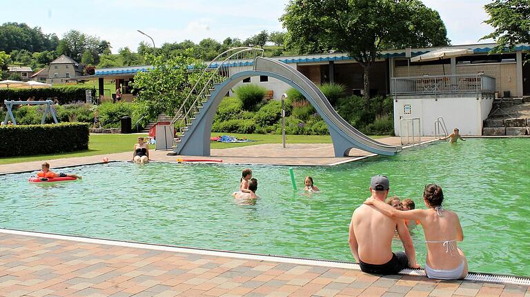 Badespaß im Ebracher Schwimmbad. Bis 2025 soll das Bad auch CO2-neutral sein. Badespaß im Ebracher Schwimmbad. Bis 2025 soll das Bad auch CO2-neutral sein.