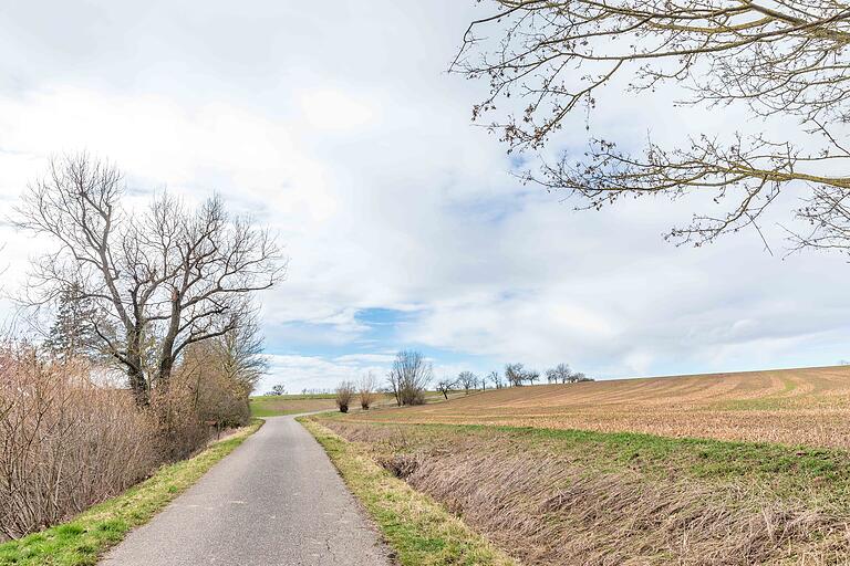 Die Wanderung führt am Anfang auf den Hutsberg hinauf. Die Wanderung führt am Anfang auf den Hutsberg hinauf. 