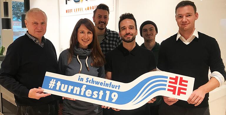 Das Team von Pexco freut sich auf die Radeltouren beim Turnfest19 (von links): Günter Dietz (Inklusionsbeauftragter BTV und Vorsitzender Turnbezirk Unterfranken), Die Crew von Pexco Bikes und Benjamin Freund (Geschäftsführer Turnfest19)