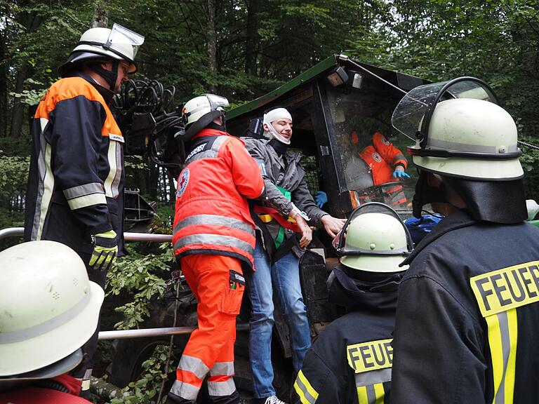 Vorsichtig wird das Unfallopfer aus dem Traktor befreit. Im Ernstfall würde er aus der Kabine geflext werden. Vorsichtig wird das Unfallopfer aus dem Traktor befreit. Im Ernstfall würde er aus der Kabine geflext werden. 
