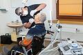 Zahnarzt Franz-Josef Schubert kontrolliert im Rathaus von Bastheim die Zähne des Patienten Günter Langenbrunner. Der 78-Jährige ist froh, den neuen Service in seinem Wohnort nutzen zu können.
