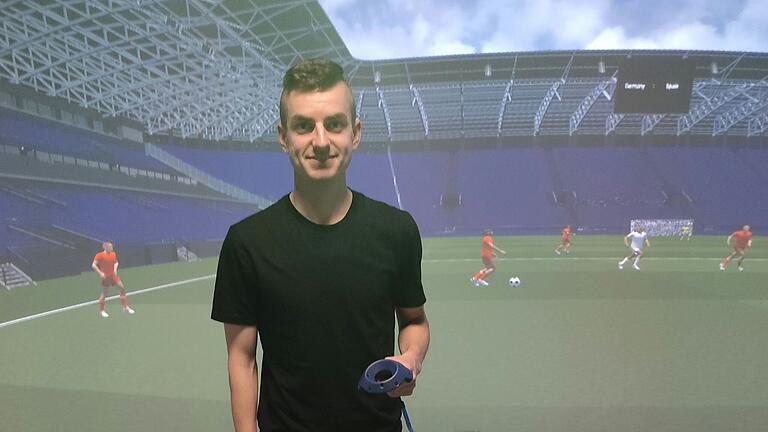 Steffen Barthel steht in der 'Helix', einem Trainingsspiel-Simulator mit Rundum-Bildschirm. Der 29-Jährige, der Spielertrainer in seinem Heimatverein SV Gelchsheim ist, arbeitet im TSG ResearchLab in Zuzenhausen. Steffen Barthel steht in der 'Helix', einem Trainingsspiel-Simulator mit Rundum-Bildschirm. Der 29-Jährige, der Spielertrainer in seinem Heimatverein SV Gelchsheim ist, arbeitet im TSG ResearchLab in Zuzenhausen.