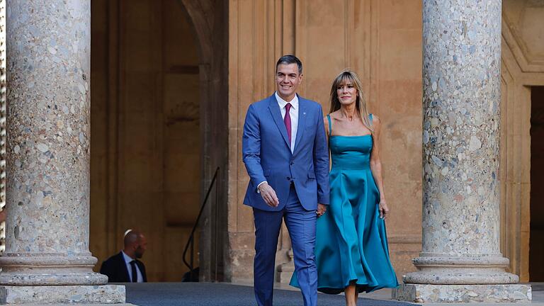 Pedro Sánchez und Begona Gomez.jpeg - Spaniens Regierungschef Pedro Sánchez zusammen mit seiner Ehefrau Begona Gomez beim Gipfeltreffen der Europäischen Politischen Gemeinschaft in der Alhambra in Granada. Pedro Sánchez und Begona Gomez.jpeg - Spaniens Regierungschef Pedro Sánchez zusammen mit seiner Ehefrau Begona Gomez beim Gipfeltreffen der Europäischen Politischen Gemeinschaft in der Alhambra in Granada.