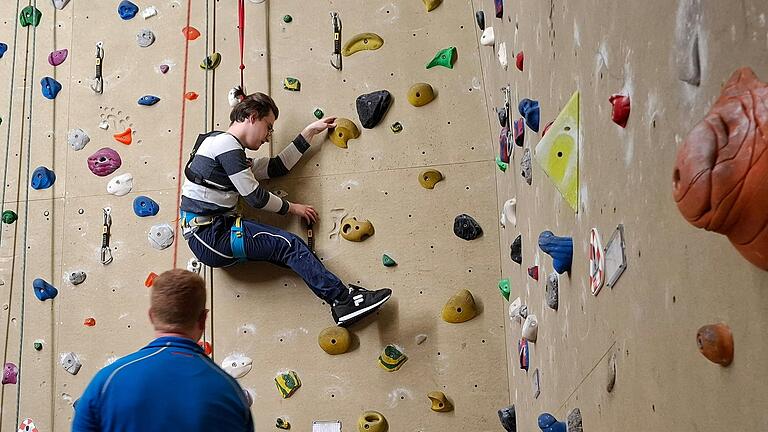 David (20) aus Helmstadt gönnt sich eine kurze Verschnaufpause, bevor er weiter nach oben klettert. Für ihn, der an einer sogenannten beinbetonten Tetraspastik erkrankt ist, sei das Klettern vor allem für die Arme sehr anstrengend, sagt er. David (20) aus Helmstadt gönnt sich eine kurze Verschnaufpause, bevor er weiter nach oben klettert. Für ihn, der an einer sogenannten beinbetonten Tetraspastik erkrankt ist, sei das Klettern vor allem für die Arme sehr anstrengend, sagt er.