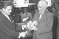 Ernst Wilhelm Sachs erhält am 16. Februar 1956 den zweimillionsten Sachs-Motor.