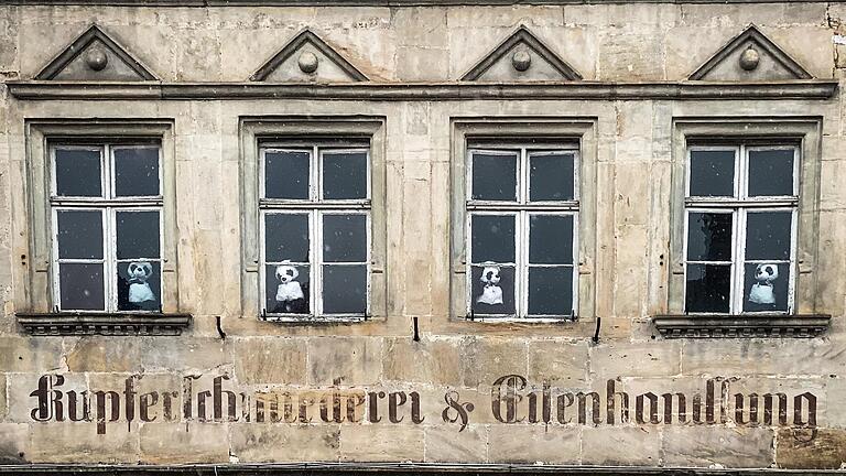 Bernd Ziegler hat die Fenster seines Haus am Marktplatz in Ebern mit Pandabären dekoriert, um die Pandemie zur "Panda-mie" zu machen. Bernd Ziegler hat die Fenster seines Haus am Marktplatz in Ebern mit Pandabären dekoriert, um die Pandemie zur "Panda-mie" zu machen.