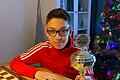 Ein stolzer David Valean mit Pokal, Urkunde und Figur der Unterfränkischen Schachjugend.