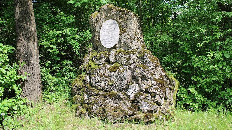 Seit vielen Jahren steht am Eingang zum Frickenhäuser See ein Stein mit einer Tafel über die wichtigsten Daten des Sees. Seit vielen Jahren steht am Eingang zum Frickenhäuser See ein Stein mit einer Tafel über die wichtigsten Daten des Sees.
