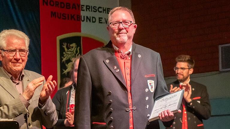 Norbert Schneider (Mitte) wird Ehrenvorsitzender. - Norbert Schneider (Mitte) wird Ehrenvorsitzender. Norbert Schneider (Mitte) wird Ehrenvorsitzender. - Norbert Schneider (Mitte) wird Ehrenvorsitzender.