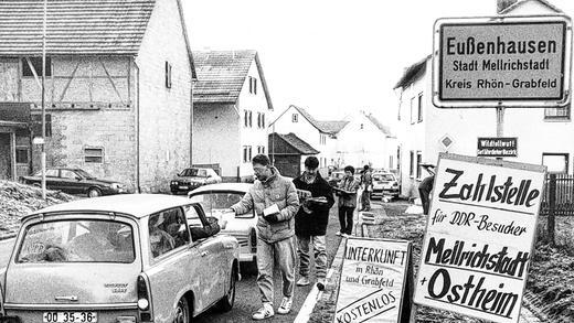 Ein Dorf im Ausnahmezustand: In Eußenhausen wurden die DDR-Bürger in den Tagen nach der Grenzöffnung mit Plakaten und Flyern willkommen geheißen.