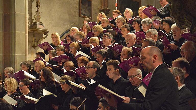 Bachkantate erklingt im Gottesdienst - (is) Zum Jubiläum „500 Jahre Reformation“ lässt Dekanatskantor Matthias Göttemann die Kantate „Ein feste Burg ist unser Gott“ (BWV 80) von Johann Sebastian Bach im Gottesdienst erklingen. Am kommenden Sonntag, 9. Juli, wird das Werk beim Gottesdienst um 10.30 Uhr in der Heilig-Kreuz-Kirche in Oberlauringen aufgeführt. Das Werk hat eine lebhafte Kompositionsgeschichte hinter sich, denn bereits im Jahre 1715 schrieb der damals 30-jährige Bach in Weimar eine frühere Form dieses Werkes (BWV 80a). Zwischen 1727 und 1731 überarbeitete er das Werk in Leipzig (BWV 80b), und schließlich komponierte Bach erst nach 1735 in reifem Alter den großen virtuosen Eingangschor. Der Bachforscher Alfred Dürr schreibt dazu: „Der Eingangschor ist wohl der Höhepunkt des Bachschen vokalen Choralschaffens.“ Zu guter Letzt gab sein Sohn Wilhelm Friedemann Bach dem Werk durch Hinzufügen von drei Trompeten und Pauken noch mehr Strahlkraft. Die Kantate vertont die sehr bildhaften Worte des Chorales „ein feste Burg“ auf sehr mitreißende Weise, zeigt in der Sopran-Arie aber auch fast kindlich zarte Züge. Aufgeführt wird das Werk mit drei Trompeten, Pauken, drei Oboen, Fagott, Streichern und Orgel, gesungen von der Kantorei Hassberge sowie Solisten aus Leipzig und München unter der Leitung von Dekanatskantor Matthias Göttemann. Den Gottesdienst zelebriert Melanie von Truchseß. Die evangelische Kirchengemeinde richtete im Anschluss in der Kirchenburg ein Fest aus. Bachkantate erklingt im Gottesdienst - (is) Zum Jubiläum „500 Jahre Reformation“ lässt Dekanatskantor Matthias Göttemann die Kantate „Ein feste Burg ist unser Gott“ (BWV 80) von Johann Sebastian Bach im Gottesdienst erklingen. Am kommenden Sonntag, 9. Juli, wird das Werk beim Gottesdienst um 10.30 Uhr in der Heilig-Kreuz-Kirche in Oberlauringen aufgeführt. Das Werk hat eine lebhafte Kompositionsgeschichte hinter sich, denn bereits im Jahre 1715 schrieb der damals 30-jährige Bach in Weimar eine frühere Form dieses Werkes (BWV 80a). Zwischen 1727 und 1731 überarbeitete er das Werk in Leipzig (BWV 80b), und schließlich komponierte Bach erst nach 1735 in reifem Alter den großen virtuosen Eingangschor. Der Bachforscher Alfred Dürr schreibt dazu: „Der Eingangschor ist wohl der Höhepunkt des Bachschen vokalen Choralschaffens.“ Zu guter Letzt gab sein Sohn Wilhelm Friedemann Bach dem Werk durch Hinzufügen von drei Trompeten und Pauken noch mehr Strahlkraft. Die Kantate vertont die sehr bildhaften Worte des Chorales „ein feste Burg“ auf sehr mitreißende Weise, zeigt in der Sopran-Arie aber auch fast kindlich zarte Züge. Aufgeführt wird das Werk mit drei Trompeten, Pauken, drei Oboen, Fagott, Streichern und Orgel, gesungen von der Kantorei Hassberge sowie Solisten aus Leipzig und München unter der Leitung von Dekanatskantor Matthias Göttemann. Den Gottesdienst zelebriert Melanie von Truchseß. Die evangelische Kirchengemeinde richtete im Anschluss in der Kirchenburg ein Fest aus.