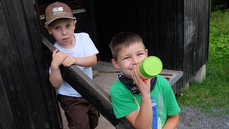 Lenny (4 Jahre, links) und Leo (7) bezeichneten sich als 'Abenteuermenschen'. Foto: Philipp Bauernschubert - Lenny (4 Jahre, links) und Leo (7) bezeichneten sich als 'Abenteuermenschen'. Foto: Philipp Bauernschubert Lenny (4 Jahre, links) und Leo (7) bezeichneten sich als 'Abenteuermenschen'. Foto: Philipp Bauernschubert - Lenny (4 Jahre, links) und Leo (7) bezeichneten sich als 'Abenteuermenschen'. Foto: Philipp Bauernschubert