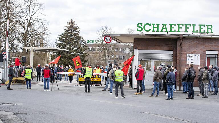 Der zweiwöchige Dialog zwischen Belegschaft, Politik und Geschäftsführung hat nichts genutzt, Schaeffler schließt das Werk in Eltmann. Es wird in den Standort Schweinfurt integriert. Der zweiwöchige Dialog zwischen Belegschaft, Politik und Geschäftsführung hat nichts genutzt, Schaeffler schließt das Werk in Eltmann. Es wird in den Standort Schweinfurt integriert.