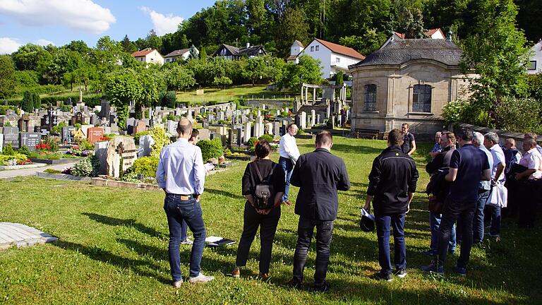 Bis zum Herbst entscheidet der Eltmanner Stadtrat über die Umgestaltung des Friedhofs im nordwestlichen Bereich zwischen Heilig-Kreuz-Kapelle und den bestehenden Urnenwänden. Bis zum Herbst entscheidet der Eltmanner Stadtrat über die Umgestaltung des Friedhofs im nordwestlichen Bereich zwischen Heilig-Kreuz-Kapelle und den bestehenden Urnenwänden.