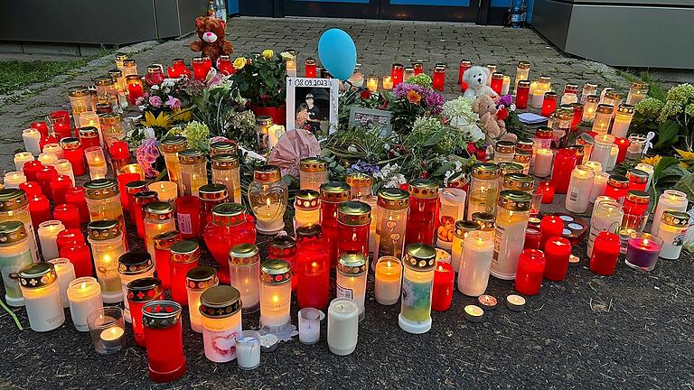 Nach dem Mord an dem 14-jährigen Schüler am Nägelsee-Schulzentrum legten vor einem Jahr viele zum Gedenken Blumen und Kuscheltiere neben einem gerahmten Bild des Jungen nieder und zündeten Kerzen an.
