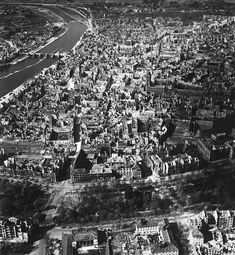 Die beim Angriff vom 16. März 1945 zerstörte Würzburger Innenstadt. Das Foto ist Teil einer Ausstellung der Würzburger Geschichtswerkstatt, die derzeit im Rathaus zu sehen ist. Die beim Angriff vom 16. März 1945 zerstörte Würzburger Innenstadt. Das Foto ist Teil einer Ausstellung der Würzburger Geschichtswerkstatt, die derzeit im Rathaus zu sehen ist. 