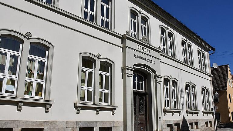 Im nächsten Jahr könnte der Umbau der Alten Schule zu einem Kulturhaus beginnen. Geschätzte Kosten: 1,3 Millionen Euro. Im nächsten Jahr könnte der Umbau der Alten Schule zu einem Kulturhaus beginnen. Geschätzte Kosten: 1,3 Millionen Euro.