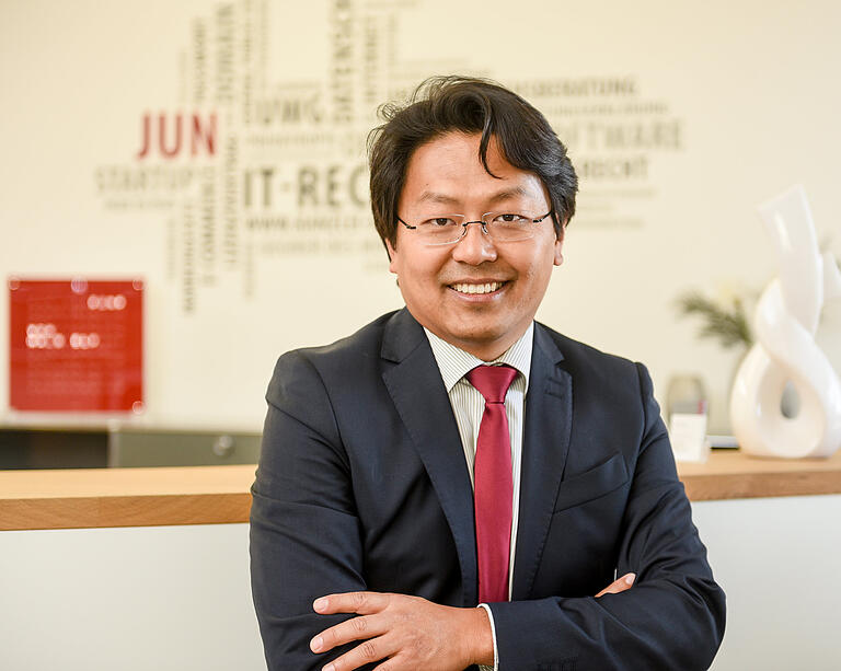 Die digitale Welt gehört zum Fachgebiet des Würzburger Rechtsanwalts Chan-Jo Jun. Die digitale Welt gehört zum Fachgebiet des Würzburger Rechtsanwalts Chan-Jo Jun.