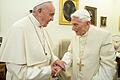 Papst Franziskus (links) und der emeritierte Papst Benedikt XVI. unterhalten sich im Kloster Mater Ecclesiae. Benedikt hat sich aus dem Ruhestand erneut zu einem heiklen Thema in der katholischen Kirche zu Wort gemeldet und sich gegen eine Aufweichung des Zölibats ausgesprochen.