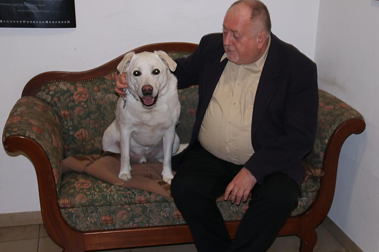 Rudolf Theiler macht sich Sorgen um Hund Cäser und Haushälterin Marie. Er weiß nicht, wo die beiden unterkommen können. Rudolf Theiler macht sich Sorgen um Hund Cäser und Haushälterin Marie. Er weiß nicht, wo die beiden unterkommen können.