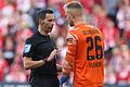 Benjamin Brand (links, hier im Zwiegespräch mit Mark Flekken, Torhüter beim SC Freiburg) ist&nbsp; nach einer längeren Verletzungspause als Bundesliga-Schiedsrichter wieder zurück auf der Fußballbühne.