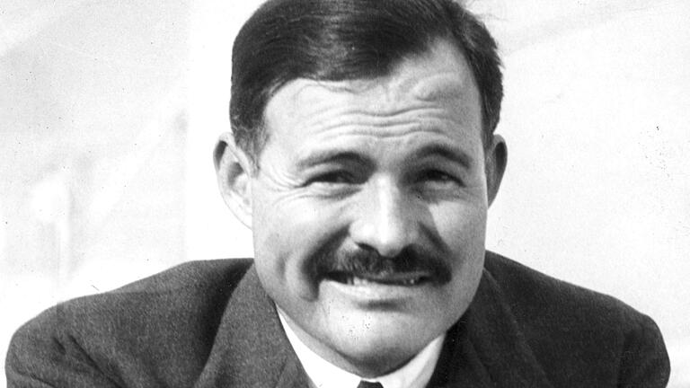 Ernest Hemingway       -  Der amerikanische Schriftsteller Ernest Hemingway (1899-1961) in jüngeren Jahren. (undatiertes Archivfoto)