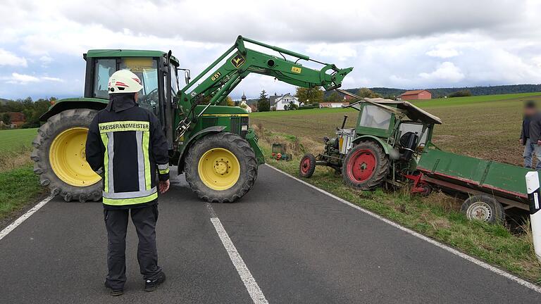 Ein umgestürzter Traktor wurde mithilfe eines Schleppers wieder aufgestellt. Ein umgestürzter Traktor wurde mithilfe eines Schleppers wieder aufgestellt.