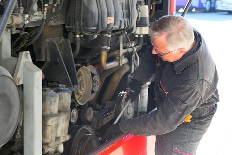 'Wir haben uns schon immer geholfen.' Auch der ehemalige Oberelsbacher Busunternehmer Günter Riedenberger beteiligt sich an der Reparatur der Busse.&nbsp;