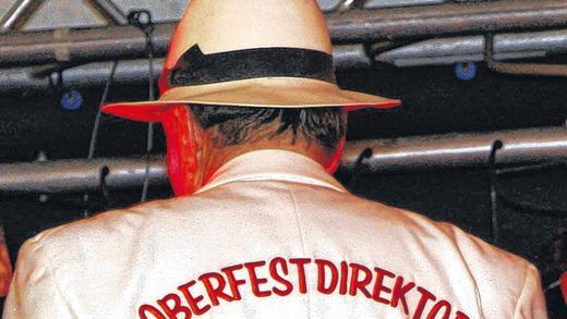Ein Bild mit Symbolcharakter: Waldemar Sperling, Oberfestdirektor von eigenen Gnaden, tritt nach dem Frankenwinheimer Weinfest endgültig als Festleiter von der Bühne ab. Ein Bild mit Symbolcharakter: Waldemar Sperling, Oberfestdirektor von eigenen Gnaden, tritt nach dem Frankenwinheimer Weinfest endgültig als Festleiter von der Bühne ab.