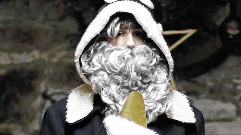 &bdquo;Knecht Ruprecht&ldquo; Tim Hegel ist dafür zuständig, den &bdquo;Esel&ldquo;(Josef Knoblach und Nico Richter) ins Haus zu führen.