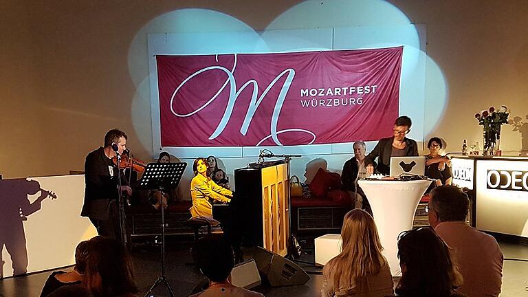 Hat sich als Konzertsaal für das Mozartfest jetzt schon bewährt: Die „Lounge Amadé“ gab es zum zweiten Mal in der Odeon-Lounge. Jetzt mit „BachSpace“, dem Projekt von Geiger Etienne Abelin, Pianistin Tamar Halperin und Klangdesigner Tomek Kolczynski an der Elektronik. Hat sich als Konzertsaal für das Mozartfest jetzt schon bewährt: Die „Lounge Amadé“ gab es zum zweiten Mal in der Odeon-Lounge. Jetzt mit „BachSpace“, dem Projekt von Geiger Etienne Abelin, Pianistin Tamar Halperin und Klangdesigner Tomek Kolczynski an der Elektronik.