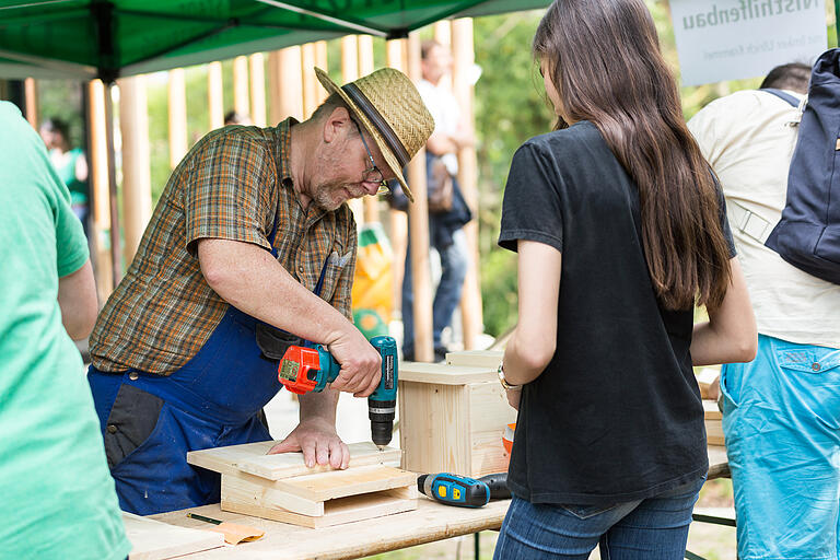 Beim Fairtrade-Festival gab's auch Anschauungsunterricht beim Bau von Nisthilfen.&nbsp;