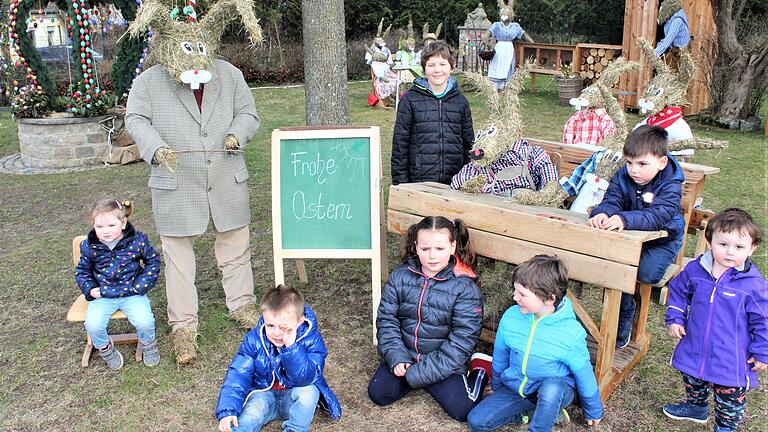Nicht nur bei der 'Hasen-Schule' haben die Kinder ihren Spaß am österlich geschmückten Dorfplatz von Traustadt. Nicht nur bei der 'Hasen-Schule' haben die Kinder ihren Spaß am österlich geschmückten Dorfplatz von Traustadt.