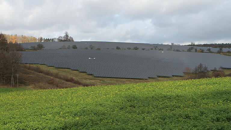 In der Nähe des Ortsteils Hebendorf produziert schon seit Jahren die große Anlage Sonnenstrom. Nun soll noch eine Anlage auf einer Fläche von 42 Hektar kommen. In der Nähe des Ortsteils Hebendorf produziert schon seit Jahren die große Anlage Sonnenstrom. Nun soll noch eine Anlage auf einer Fläche von 42 Hektar kommen.