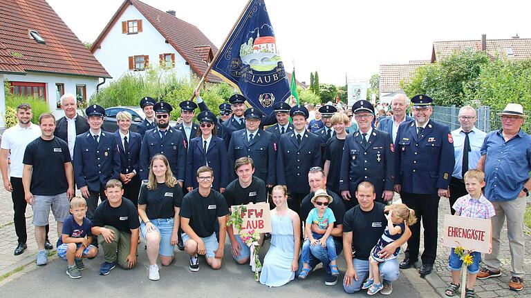 Stolz, Freude und Dankbarkeit auf 150 Jahre 'Gott zur Ehr, dem Nächsten zur Wehr'. Die Lauber Feuerwehr, mit ihrer Jugend und ihren Festtags-Ehrengästen stellten sich kurz vor Festzugbeginn zum großen Erinnerungsgruppenfoto auf.