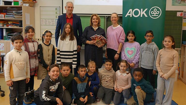 Beim Vorlesen in der Albert-Schweitzer-Grundschule (von links):&nbsp;AOK-Direktor Frank Dünisch, Landtagsabgeordnete Martina Gießübel, Klassleiterin Christine Riedl und die Schüler der Klassen 1a und 3d.